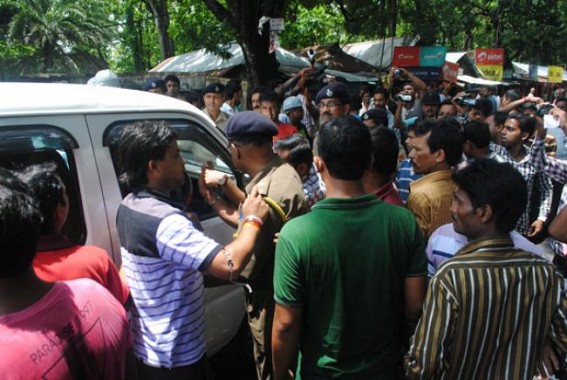 Bike rider dies, mob blockade road Bike rider dies, mob blockade road